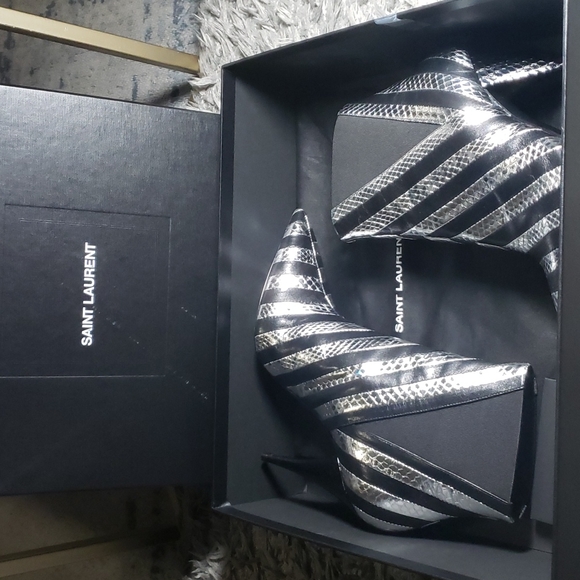 Saint Laurent Chealse Boots - Picture 2 of 4